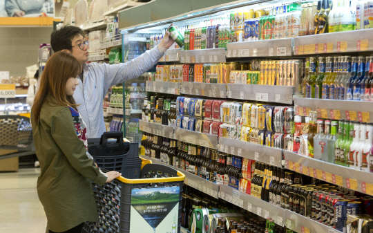 12일 서울 용산 한 대형마트 수입맥주 코너에서 소비자들이 제품을 고르고 있다. 사진=유동일기자 eddieyou@